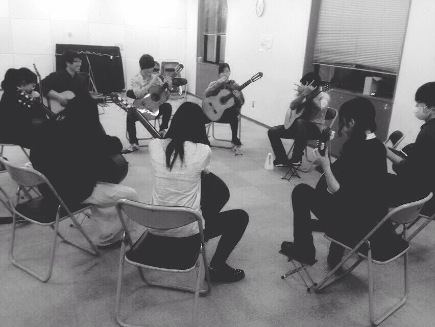 マンドリン部が中央大学古典ギタークラブと合同練習しました。