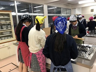 クッキング部　チョコパイとアップルパイを作りました