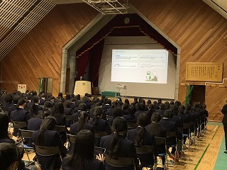 2月14日　「総合的な探究の時間」発表会を行いました